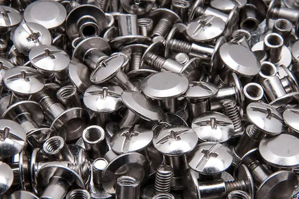 Nikel kaplı hurda metal parçalar